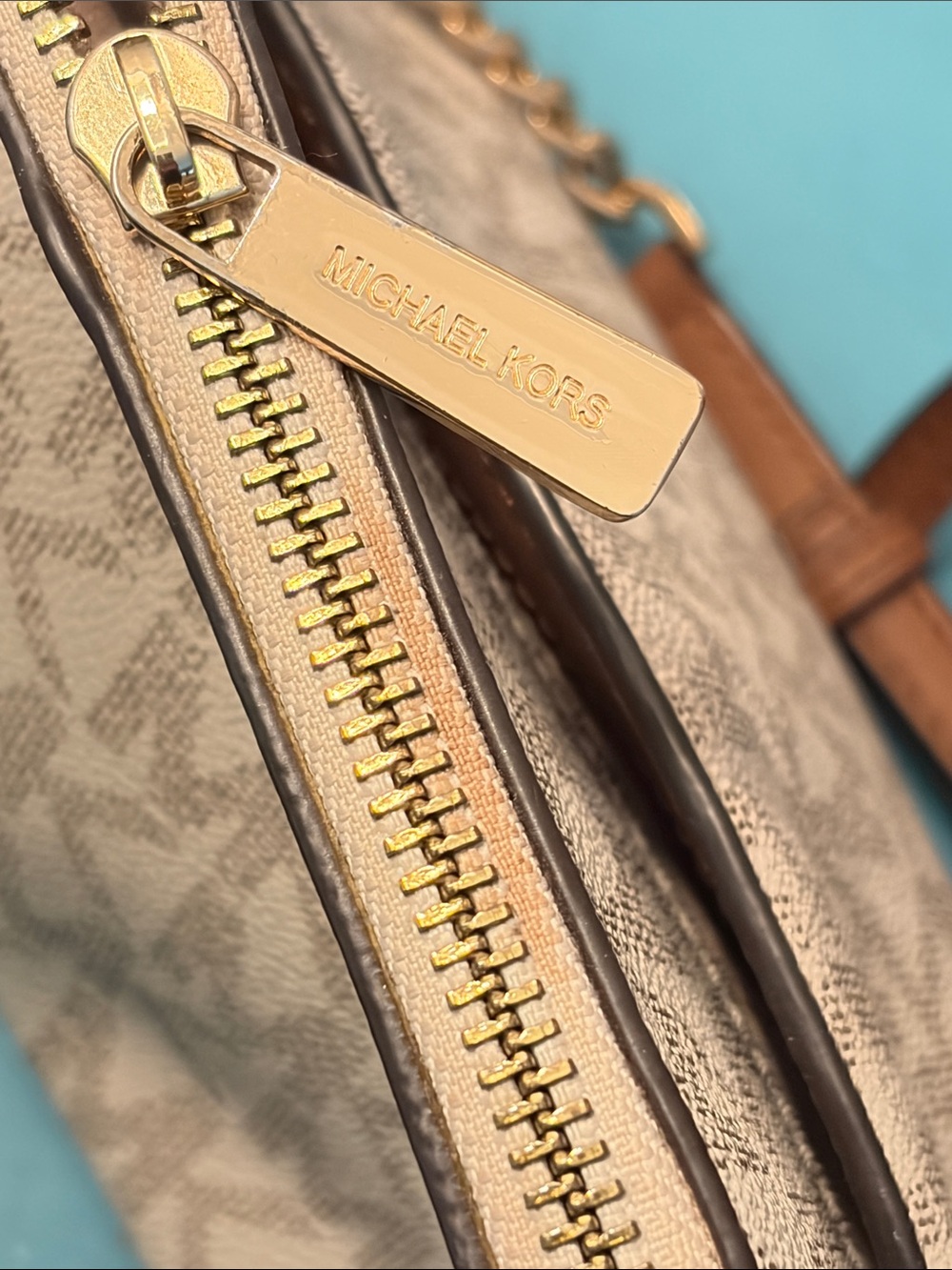 Michael Kors Cindy dome Cream & Beige MK Logo Crossbody Gold Chain Leather - Picture 6 of 12
